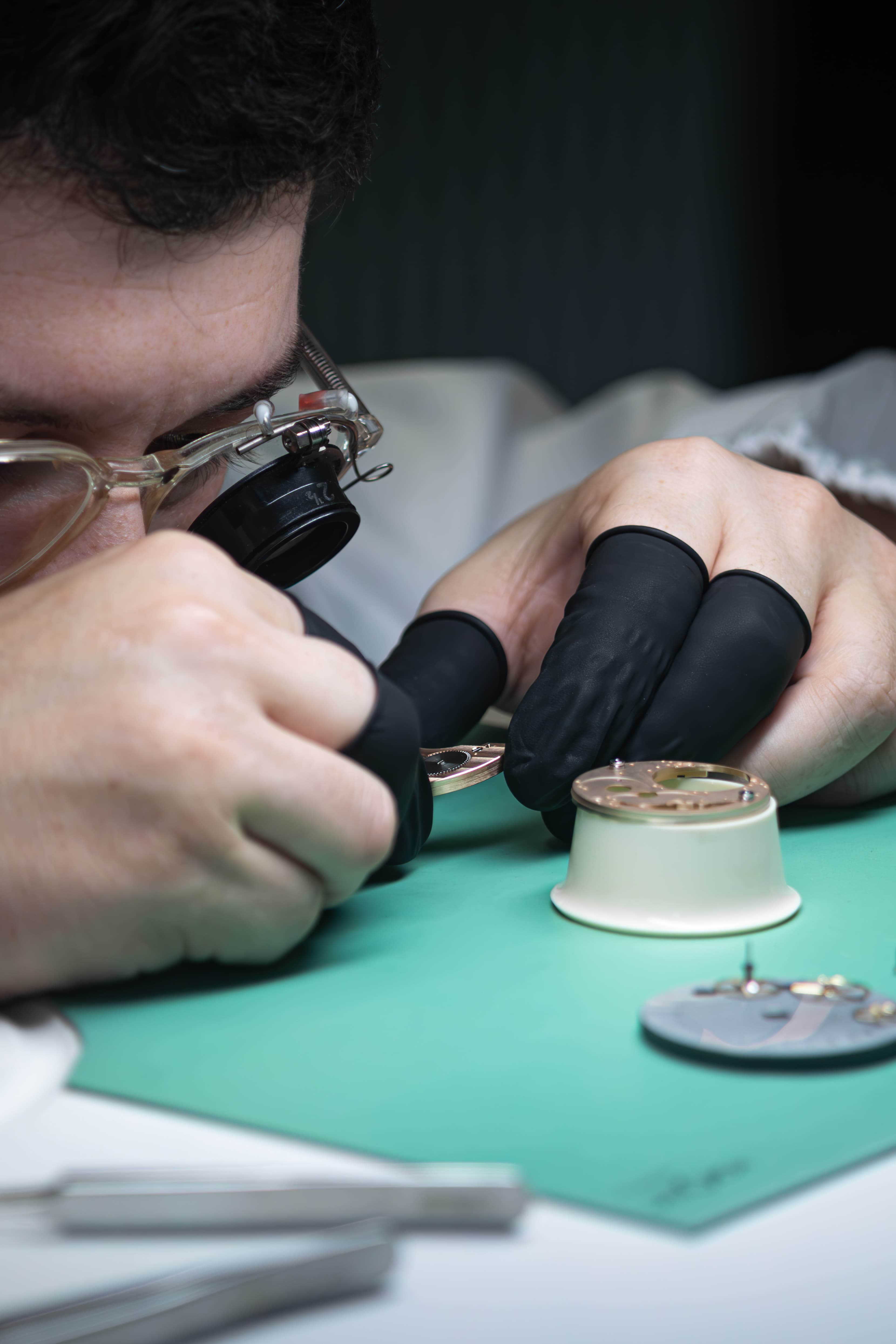 Watchmaker assembling movement